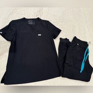 FIGS black FREEx scrub set